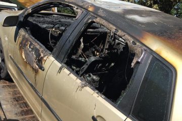 Carro pega fogo no estacionamento da Vale em Itabira