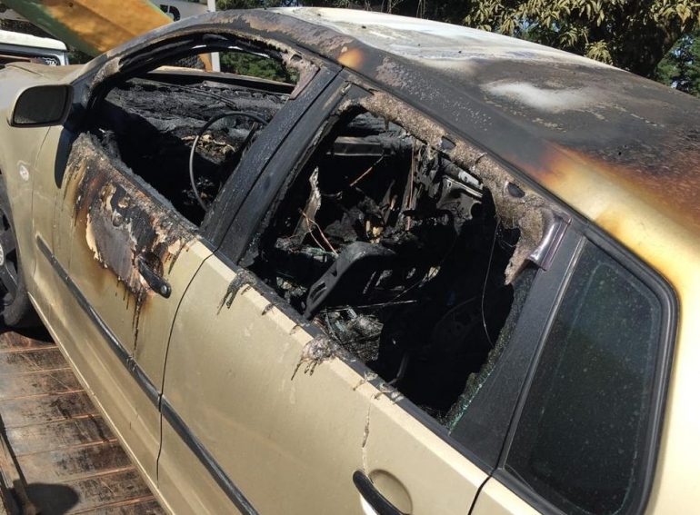 Carro pega fogo no estacionamento da Vale em Itabira