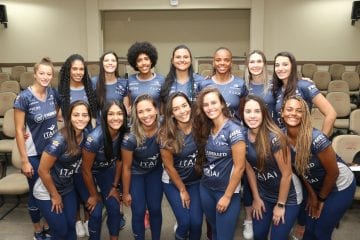 Recém promovido à Superliga, Itajaí não paga salários há mais de três meses, e faz jogadora da seleção rifar uniforme