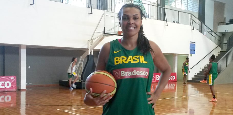 Ex-pivô defende mais investimentos para Brasil retomar auge no basquete: “Má gestão”