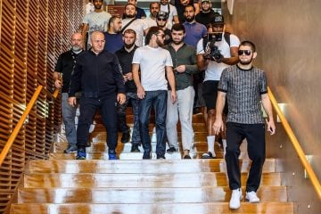 McGregor esquece rivalidade e manda apoio a pai de Khabib