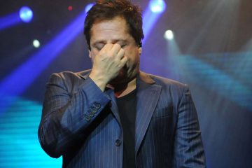 Após live polêmica, Leonardo chora e faz desabafo emocionante