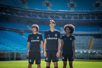 De degradê a vários tons de azul: relembre os últimos terceiros uniformes do Grêmio