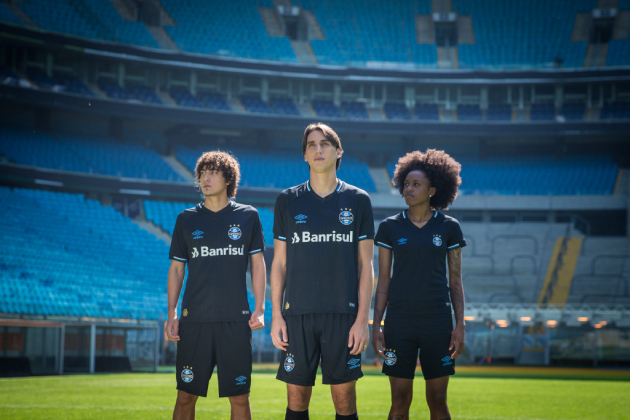 De degradê a vários tons de azul: relembre os últimos terceiros uniformes do Grêmio