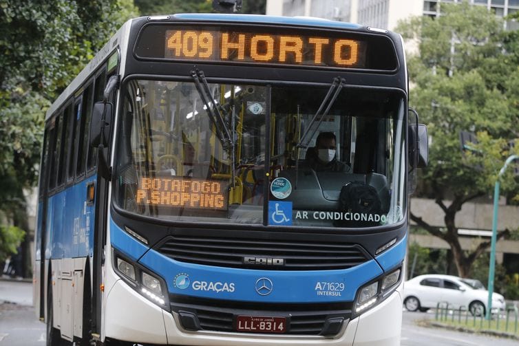 Consumo das famílias tem a queda mais intensa desde 2001, diz IBGE