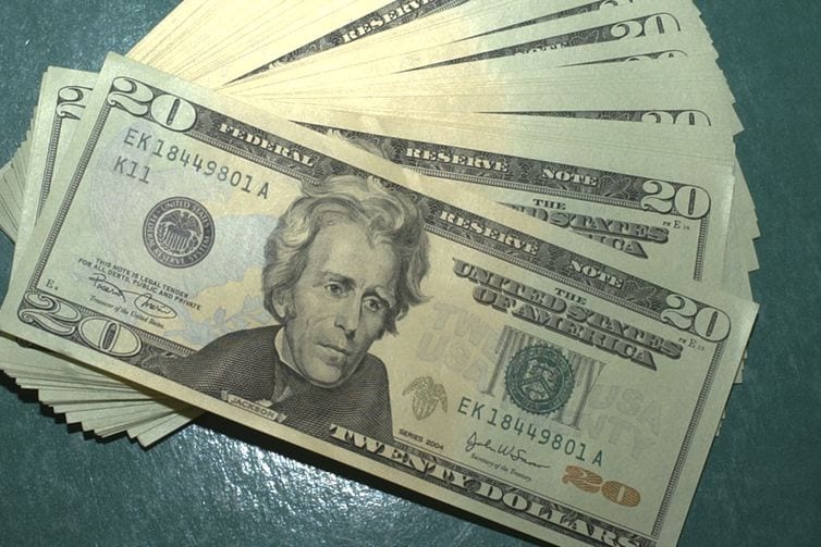 Dólar cai para R$ 5,38 e fecha no menor valor em quase 20 dias