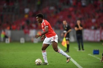 Na web, lateral do Inter marca “briga” com Moisés, mas desiste: “Pensando bem, eu tô fora”
