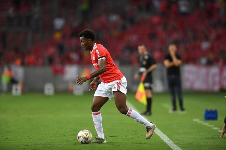 Na web, lateral do Inter marca “briga” com Moisés, mas desiste: “Pensando bem, eu tô fora”