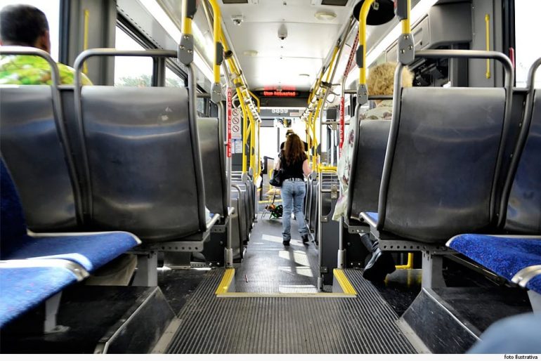 Mulher deve ser indenizada após queda em ônibus