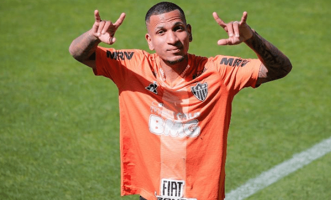 Otero faz golaço no treino do Atlético e tira onda com goleiro; assista
