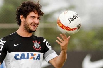Ex-presidente do Corinthians detona Pato por ‘cavadinha’ em 2013: “Nem Pelé fez, quem é ele para fazer?”