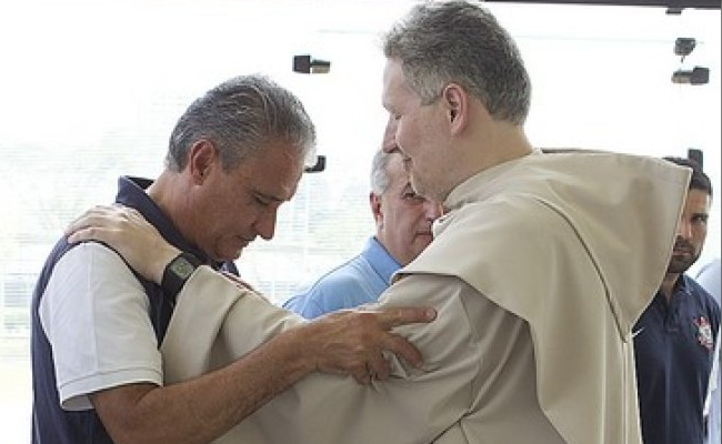 Torcedor do Corinthians, Padre Marcelo é fã de Tite, foi “talismã” em 2012 e não fala palavrão em jogos