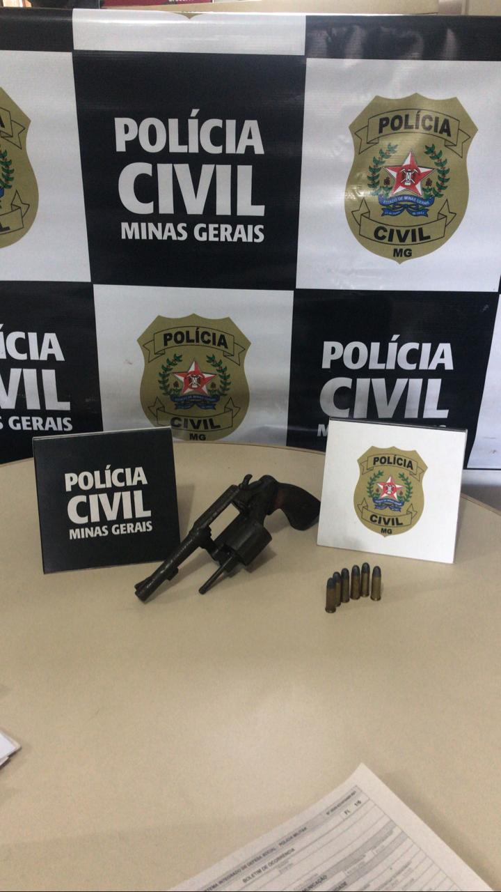 Polícia Civil encontra arma e munições dentro de carro após denúncia anônima
