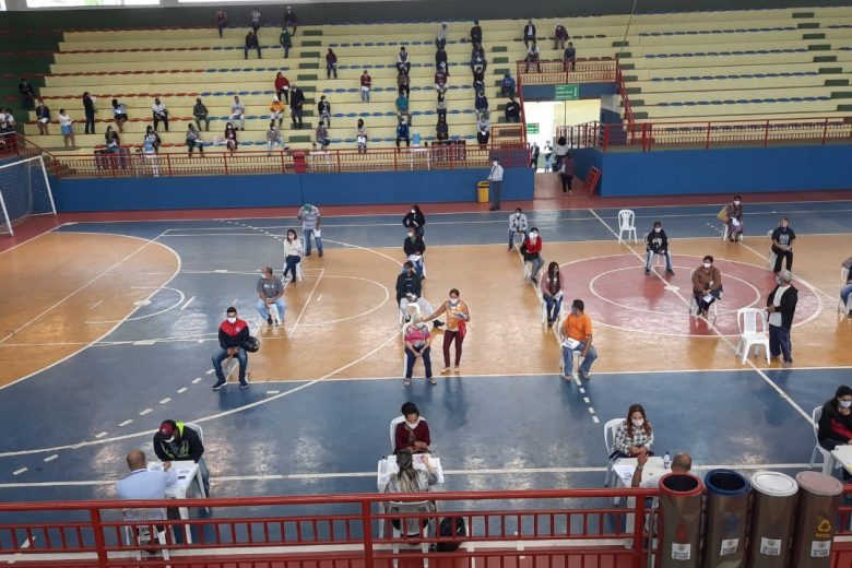 Poliesportivo atende mais de mil pessoas no primeiro dia de ‘reforço’ do auxílio emergencial
