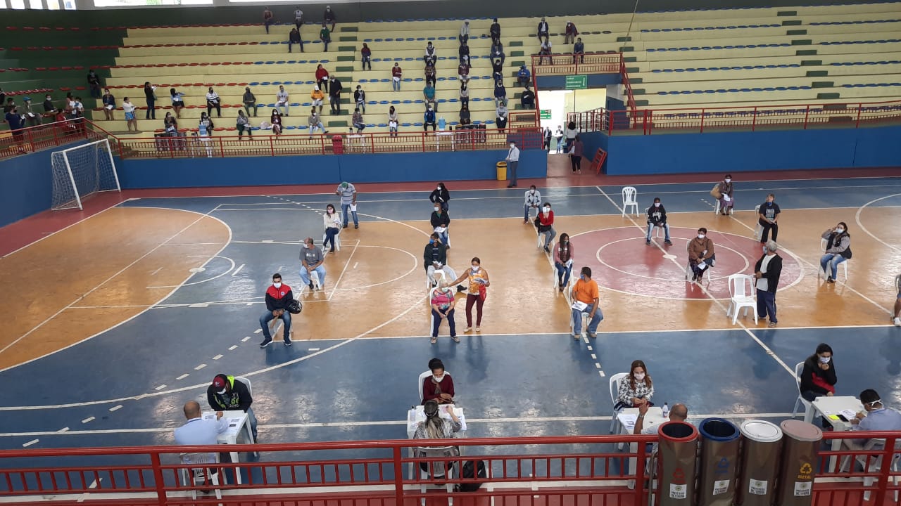 Poliesportivo atende mais de mil pessoas no primeiro dia de ‘reforço’ do auxílio emergencial