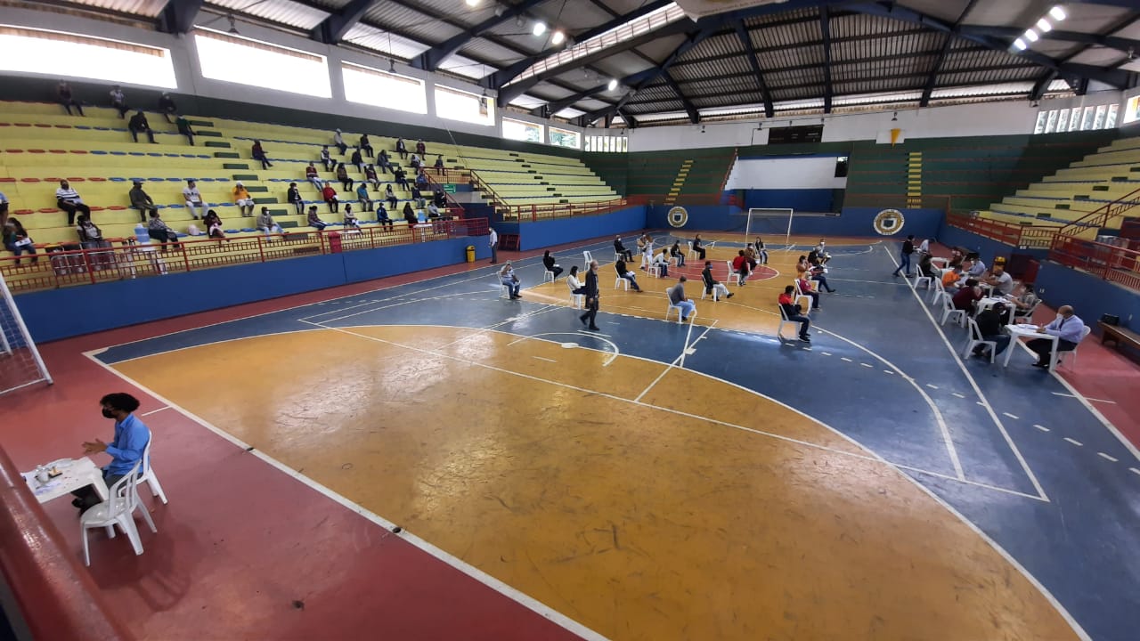 poliesportivo-atende-mais-de-mil-pessoas-no-primeiro-dia-de-reforco-do-auxilio-emergencial