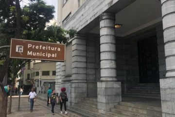 Ato público em defesa do SUS reúne manifestantes em frente à Prefeitura de Belo Horizonte