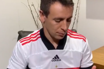 Vestindo o novo uniforme do Flamengo, Rafinha homenageia profissionais da saúde com samba; assista