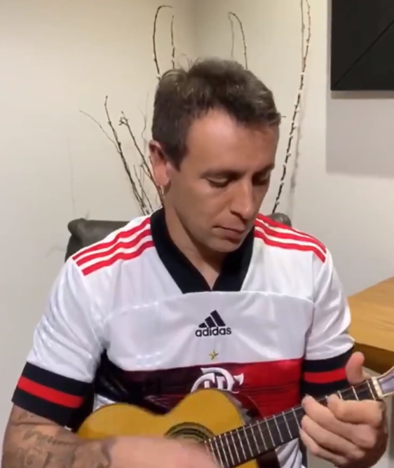 Vestindo o novo uniforme do Flamengo, Rafinha homenageia profissionais da saúde com samba; assista