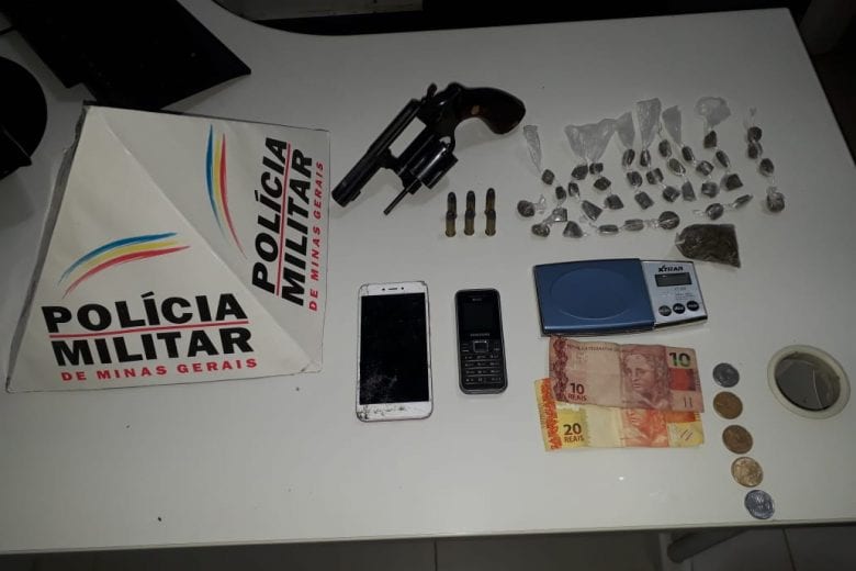 Rapaz de 18 anos é flagrado com revólver e entrega drogas à PM