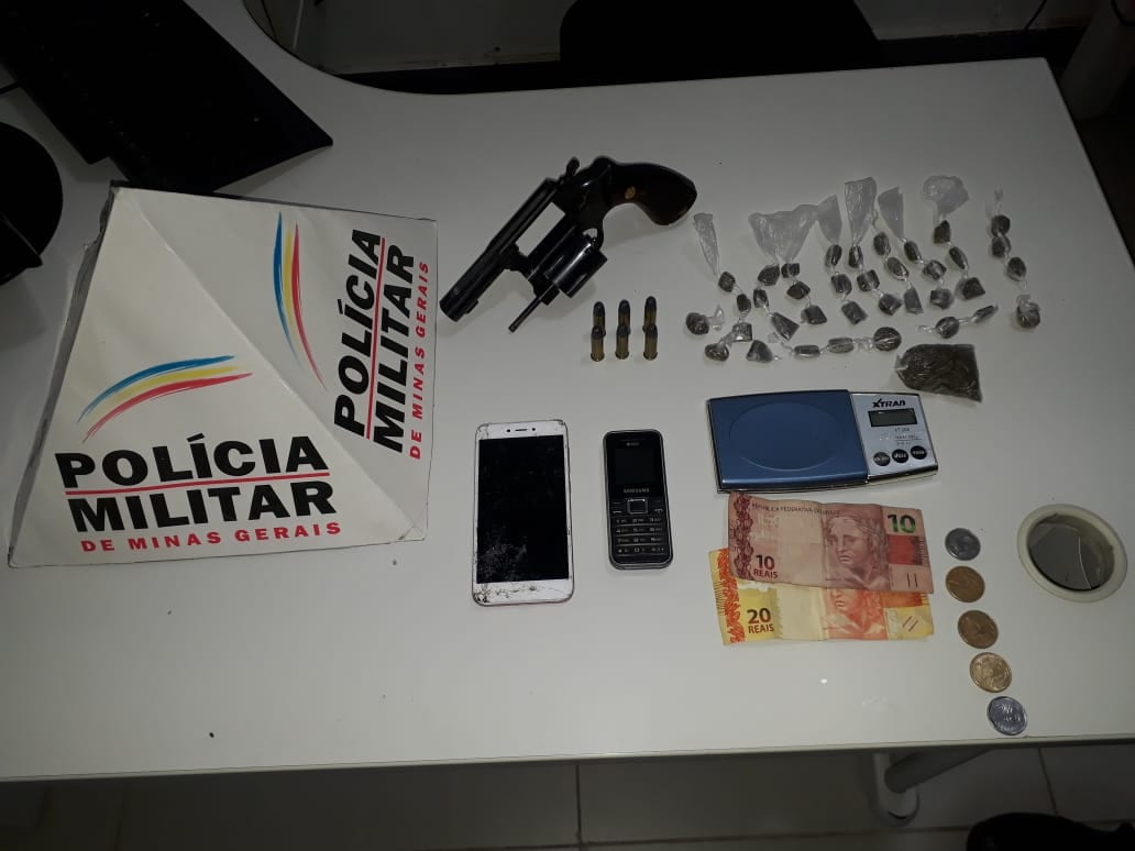 Rapaz de 18 anos é flagrado com revólver e entrega drogas à PM