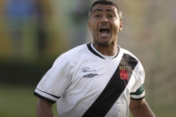 Há 13 anos, Romário marcava milésimo gol e atingia marca de Pelé