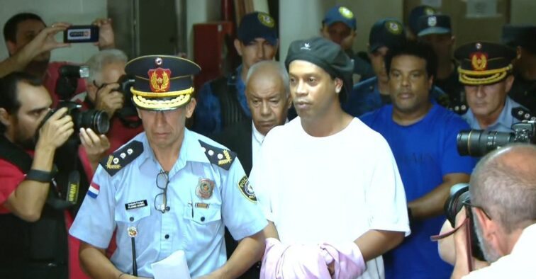 Esquecido? Ronaldinho segue preso no Paraguai há mais de 70 dias e não há previsão para fim do caso