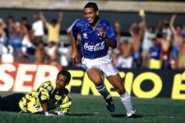 Ronaldo foi aplaudido de pé no primeiro gol como profissional; relembre