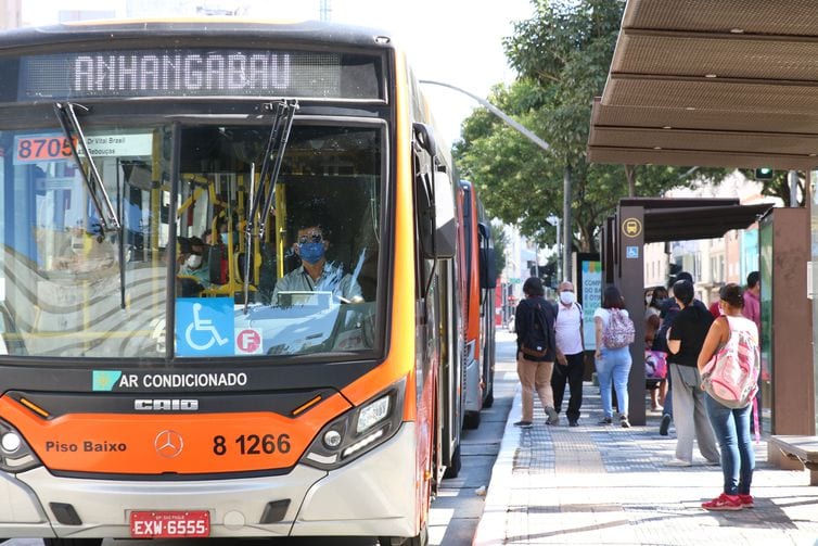 Setor de serviços cresce 5% de maio para junho, diz IBGE