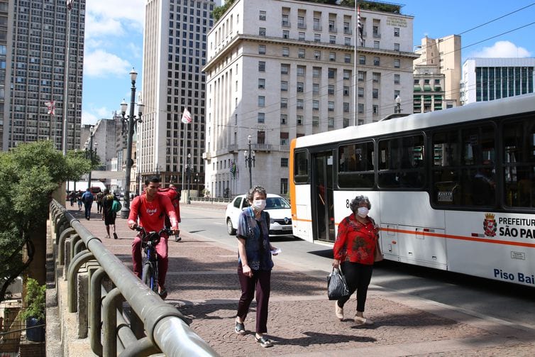 Covid-19: prefeitos de Miami e Los Angeles falam a prefeitos do Brasil