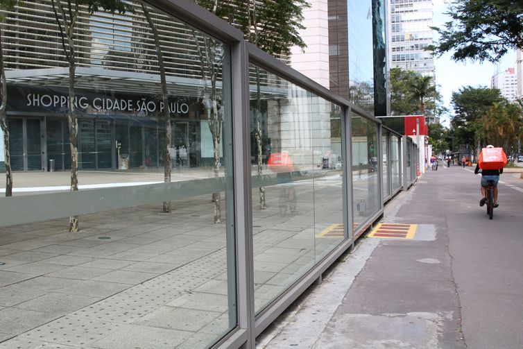 Varejo recua 16,8% de março para abril, diz IBGE