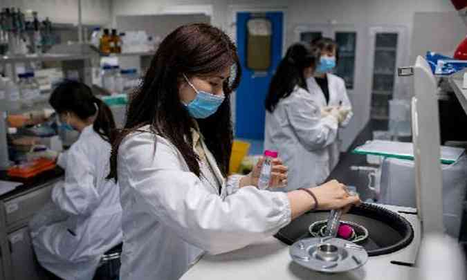 Vacina da Moderna garante proteção contra variantes por até 6 meses, diz estudo