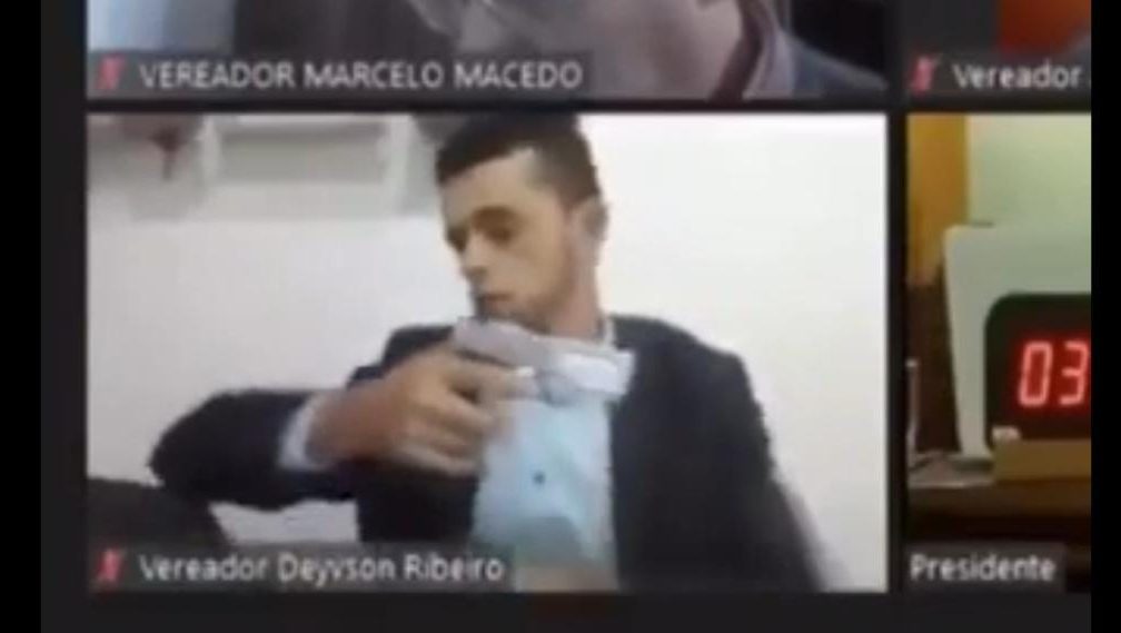 Vereador aparece armado durante reunião de Câmara; VEJA VÍDEO