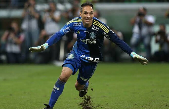 Raiz: 5 jogadores que preferem chuteiras pretas ao invés das multicoloridas