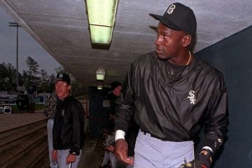 Chuteiras usadas por Michael Jordan nas ligas menores de beisebol são leiloadas nos EUA
