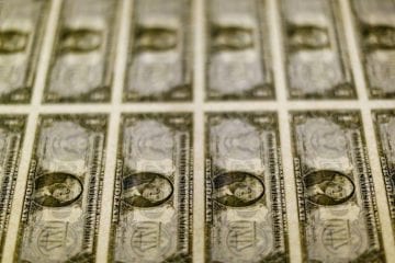 Em dia de alívio, dólar tem maior recuo diário em três semanas