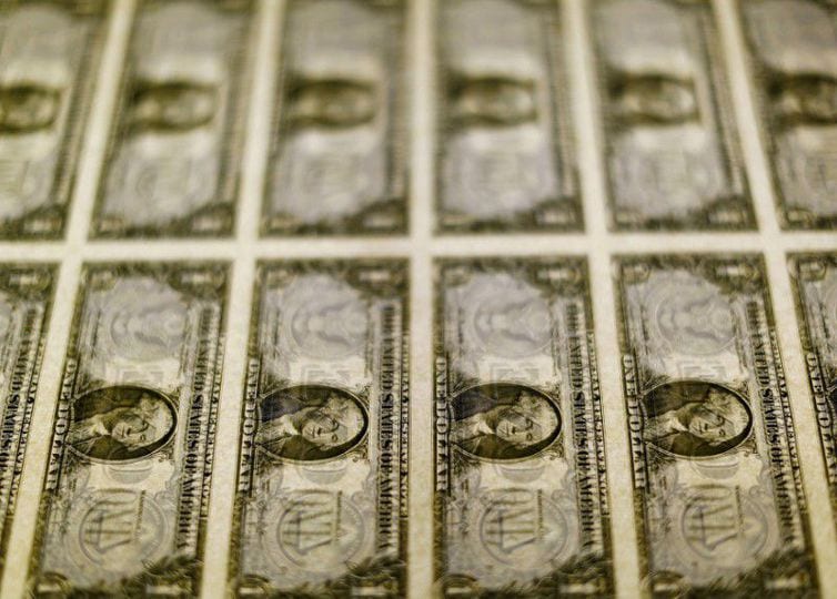 Em dia de alívio, dólar tem maior recuo diário em três semanas