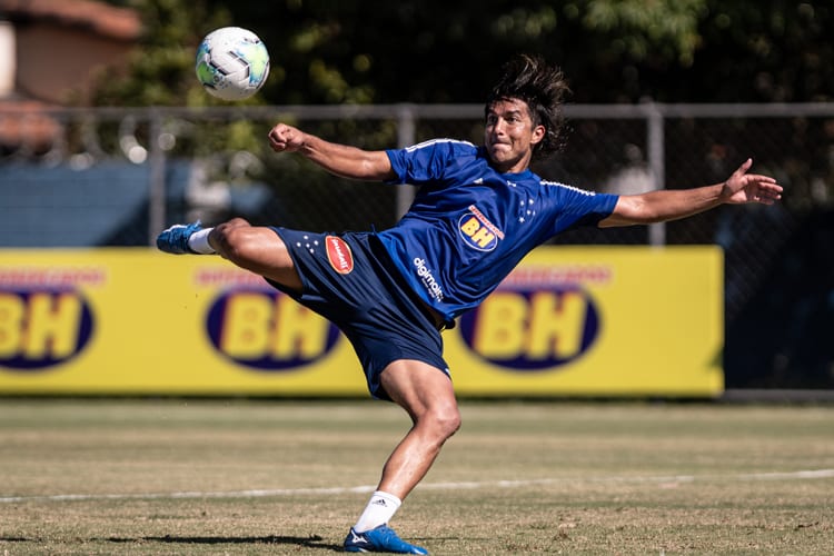 Jogadores do Cruzeiro realizam atividades de ‘movimentos de jogo’ com bola; veja fotos
