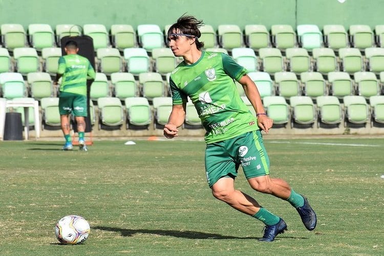 Jogadores do América trabalham criação de jogadas no CT Lanna Drumond; veja fotos