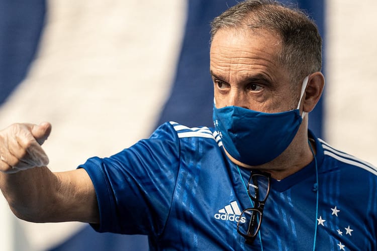 Cruzeiro: faixas no Barro Preto pedem a saída de Paulo Pedrosa do Conselho Deliberativo