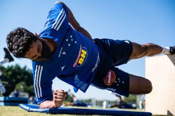 Leo, do Cruzeiro, testa positivo para o novo coronavírus e é afastado dos treinos