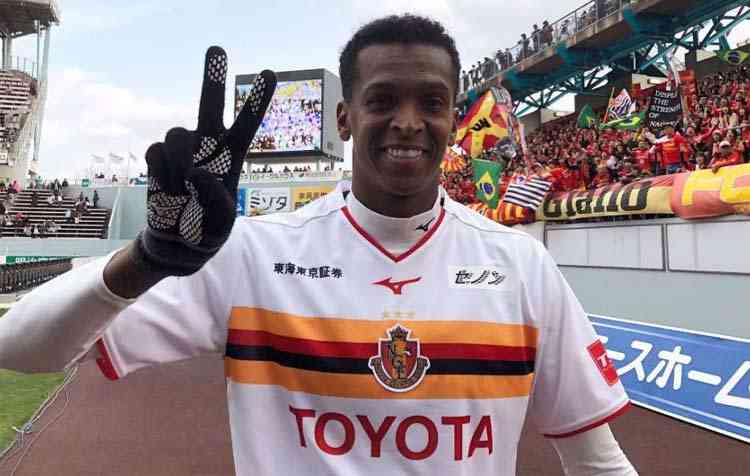 Corinthians espera definir contratação de atacante Jô nos próximos dias