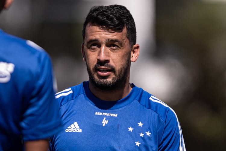 Edilson admite surpresa por rescisão, mas deseja sorte ao Cruzeiro: ‘Força da camisa vai superar adversidades’