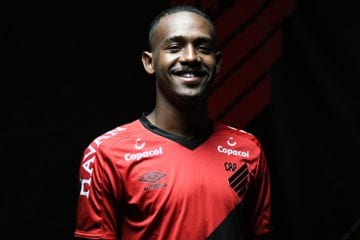 Cruzeiro conclui venda de zagueiro ao Athletico, e presidente explica negociação