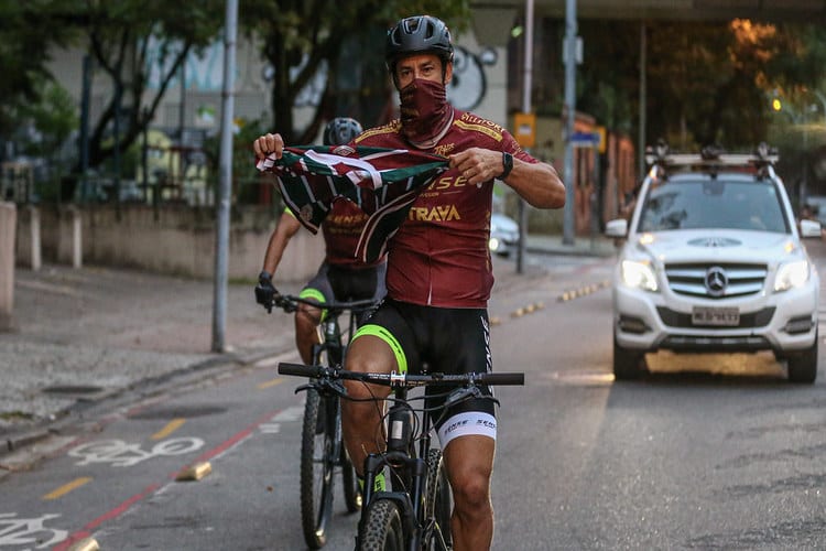 Fred chega ao Fluminense de bicicleta, assina até julho de 2022 e já está no BID