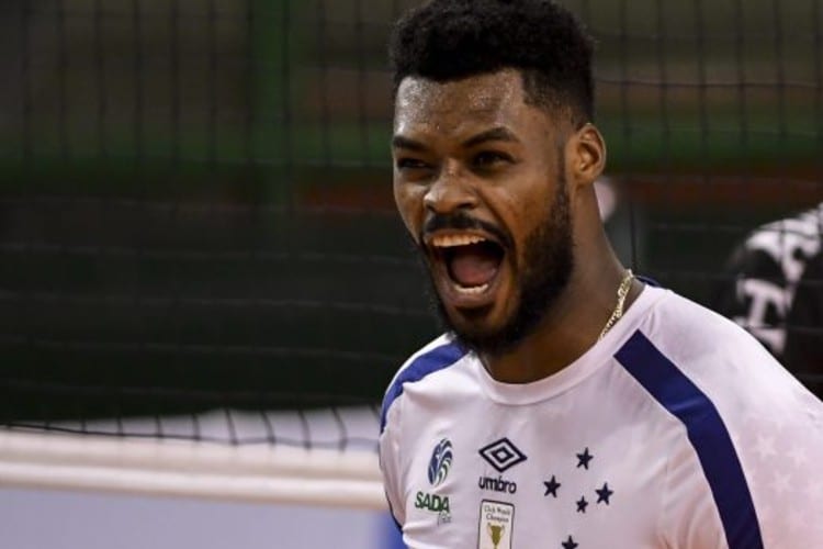 Cruzeiro anuncia renovação com o central Isac