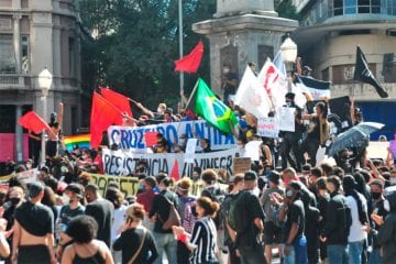 Torcedores de Atlético e Cruzeiro se manifestam juntos em ato antifascista e antirracista pelas ruas de BH