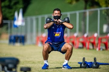 Depois de folga, jogadores do Cruzeiro retornam e fazem treino físico na Toca II