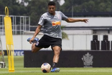 Sem receber há três meses, Éderson é criticado por ex-dirigente do Cruzeiro: ‘Que exerça seu direito também no Corinthians’