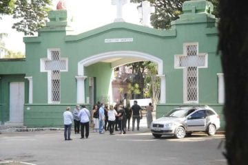 Corpo do ex-atacante Ronaldo Drummond é sepultado em cerimônia discreta